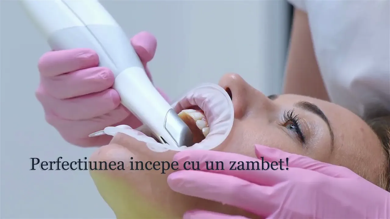 Stomatolog efectuează scanare intraorală digitală la Clinica stomatologică Sparklingmoon Dental Sector 4 - tratamente programate și urgențe